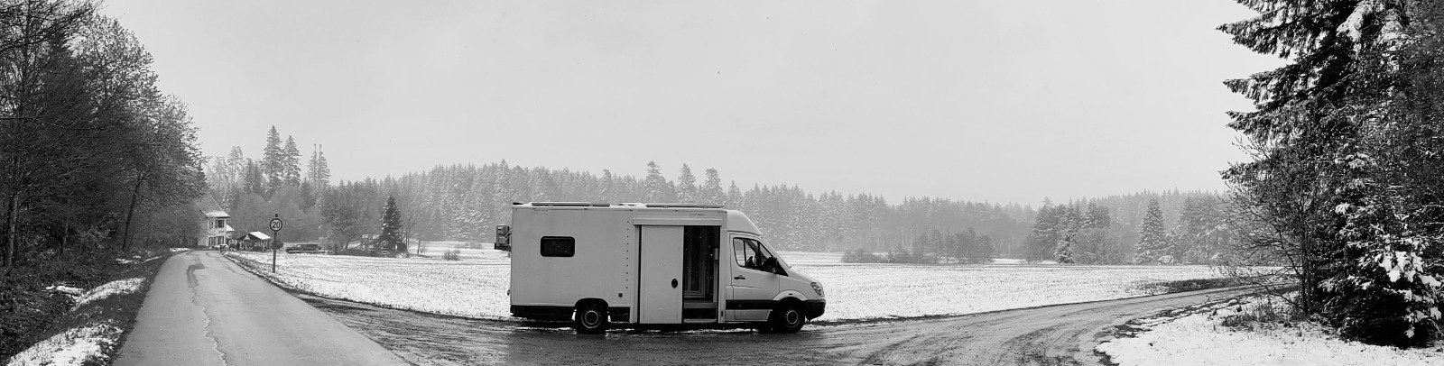 WomoLaden Wohnmobil autark unterwegs im winterlichen Schwarzwald